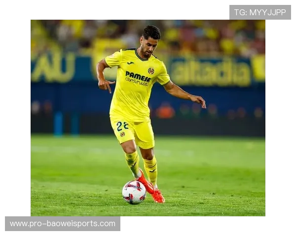 足球球星首次亮相赛场的辉煌瞬间与背后故事解析